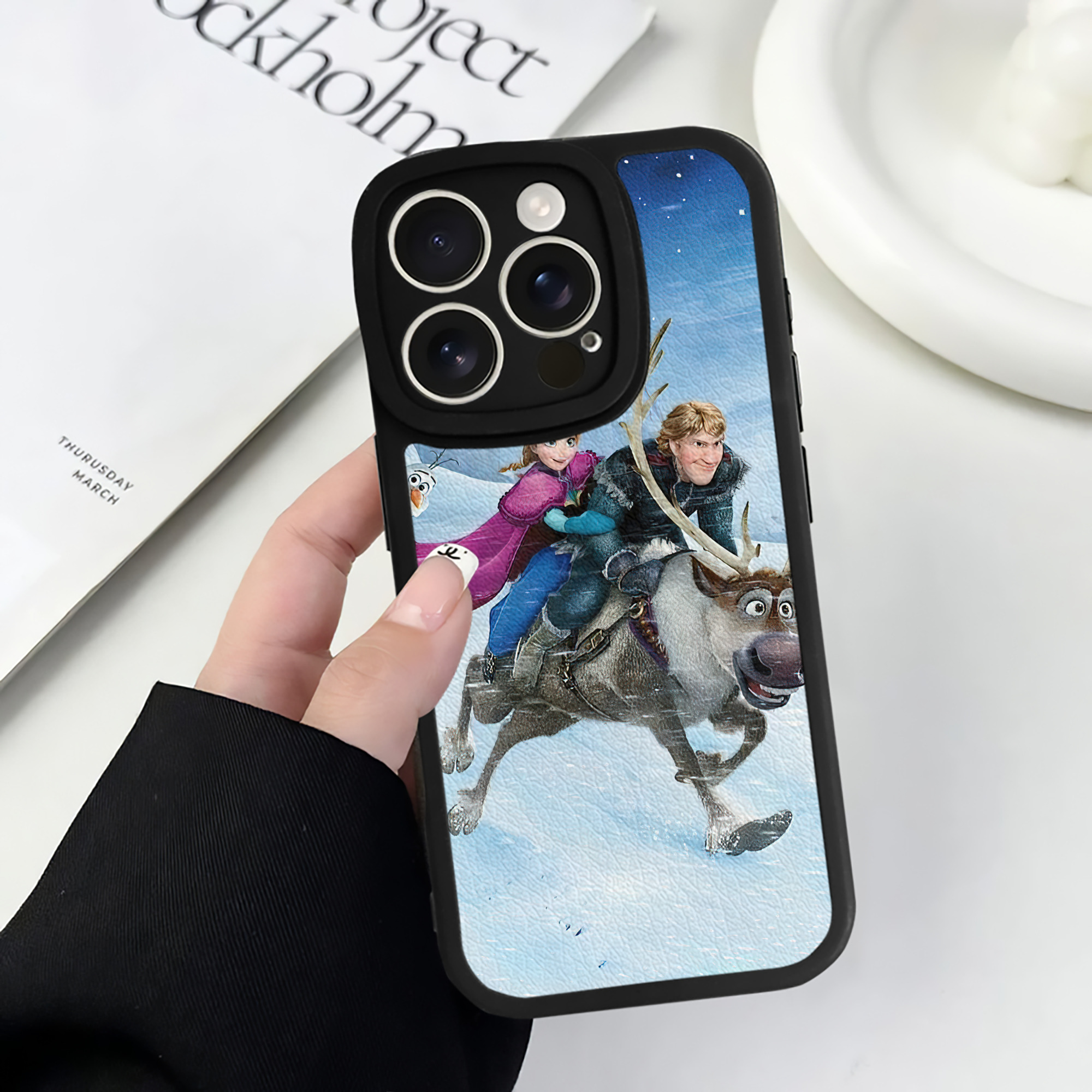 （画像用） アナと雪の女王 アンナ エルサ Frozen Anna Elsa 【iPhone 16シリーズ対応】シリコンスマホケース（レザー調） 材質：シリコン